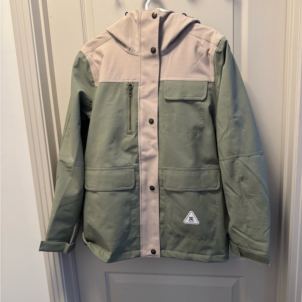 (Set) Women’s DC beige and green ski jacket (m) and matching bibs (l)